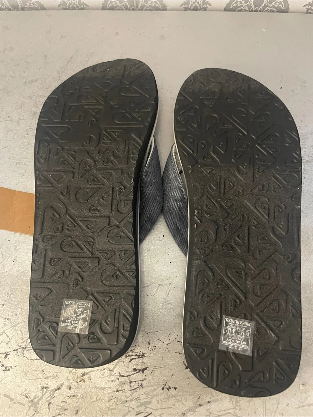 Quiksilver Men's Tropical Pattern Flip Flops in Black, Teal & Tan